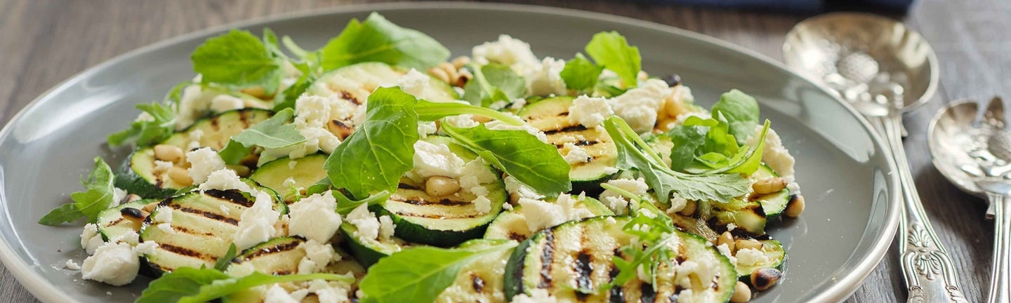 Gegrillte Zucchini mit Pinienkernen und Feta-Käse-Salat