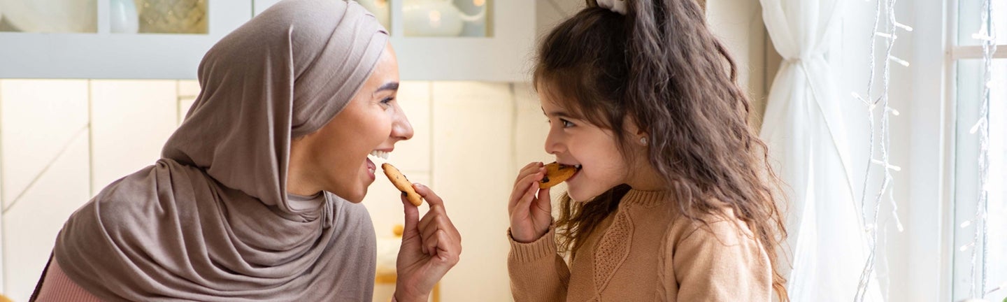 Mutter und Kind essen Halal