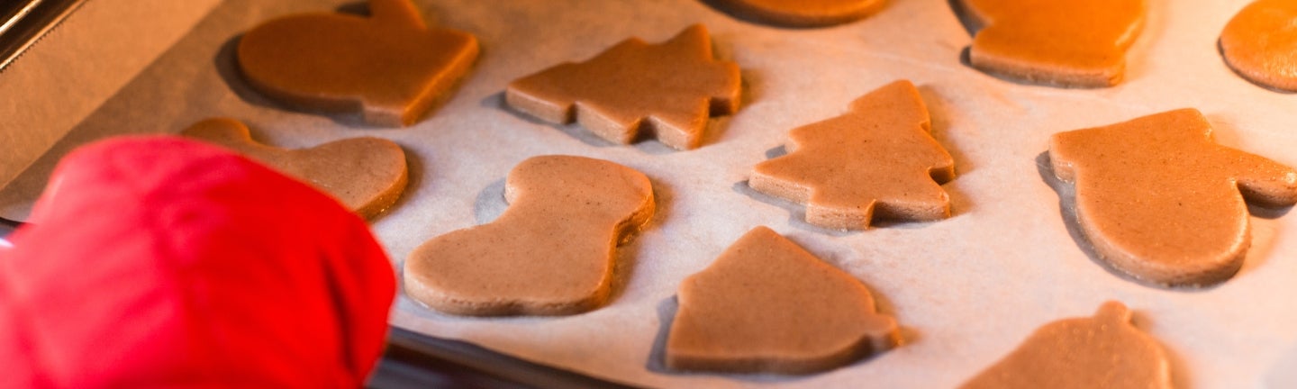 Frisch gebackene Plätzchen auf einem Blech
