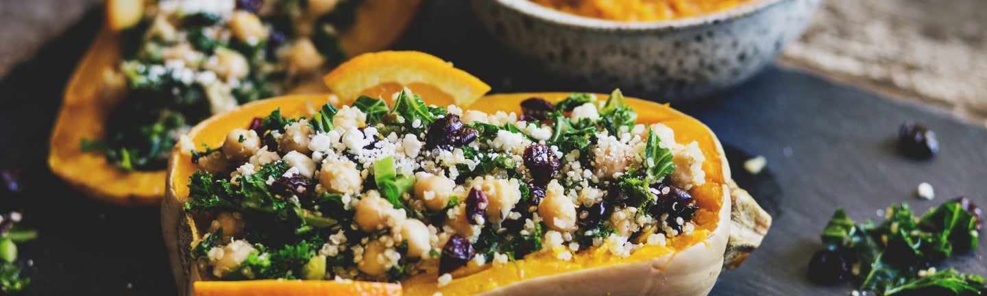 Gefüllte Butternut Kürbis mit Quinoa und Kichererbsen