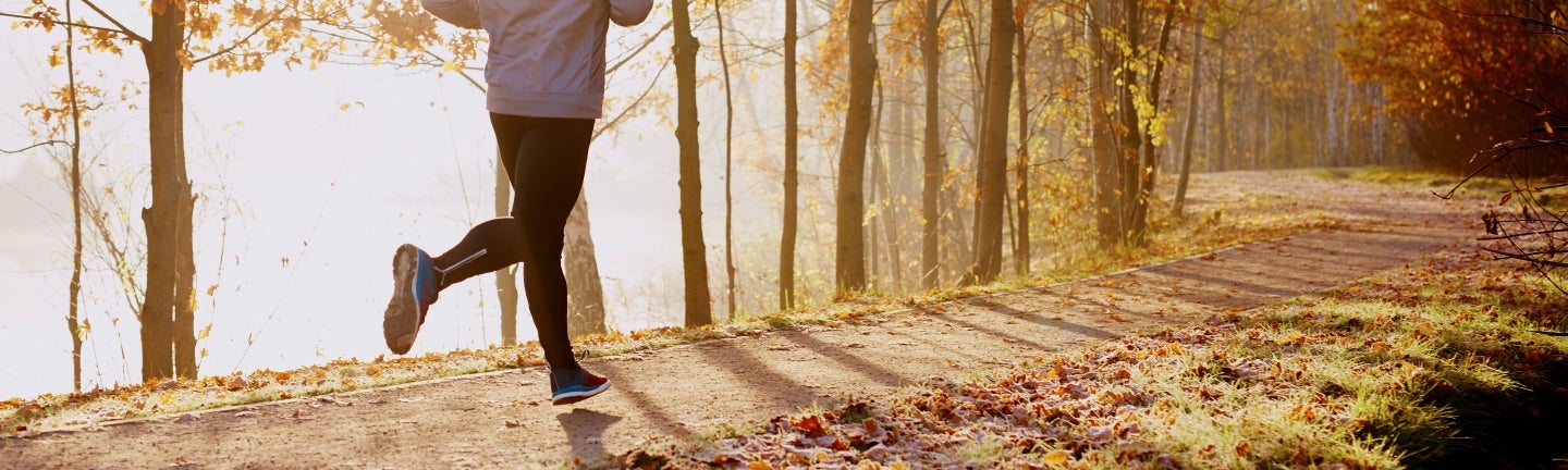 Mann joggt durch den Wald