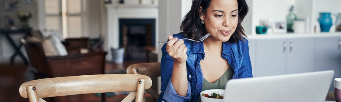 Frau lädt Dateien runter