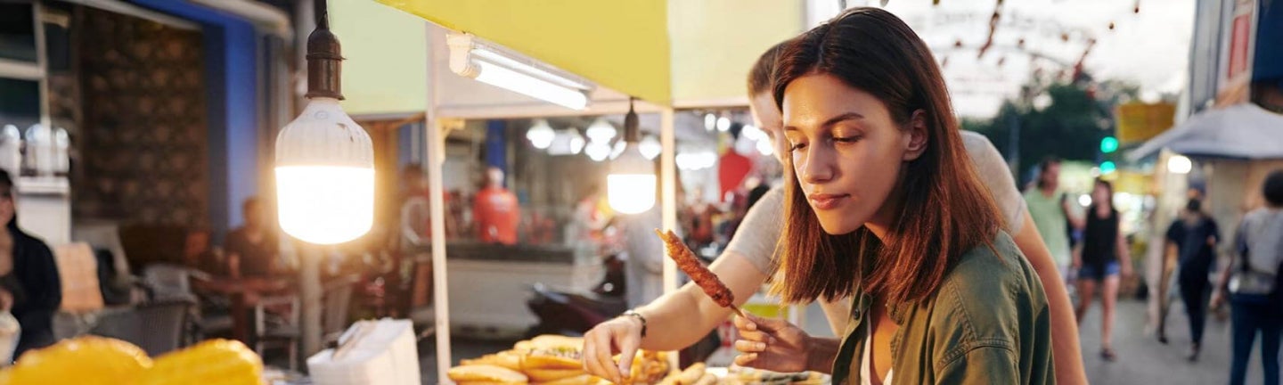 Ein Mädchen, das Essen anschaut.