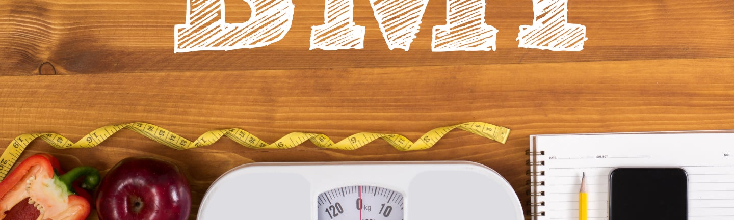 Tisch mit Obst, Waage, Block und Stift mit Überschrift BMI