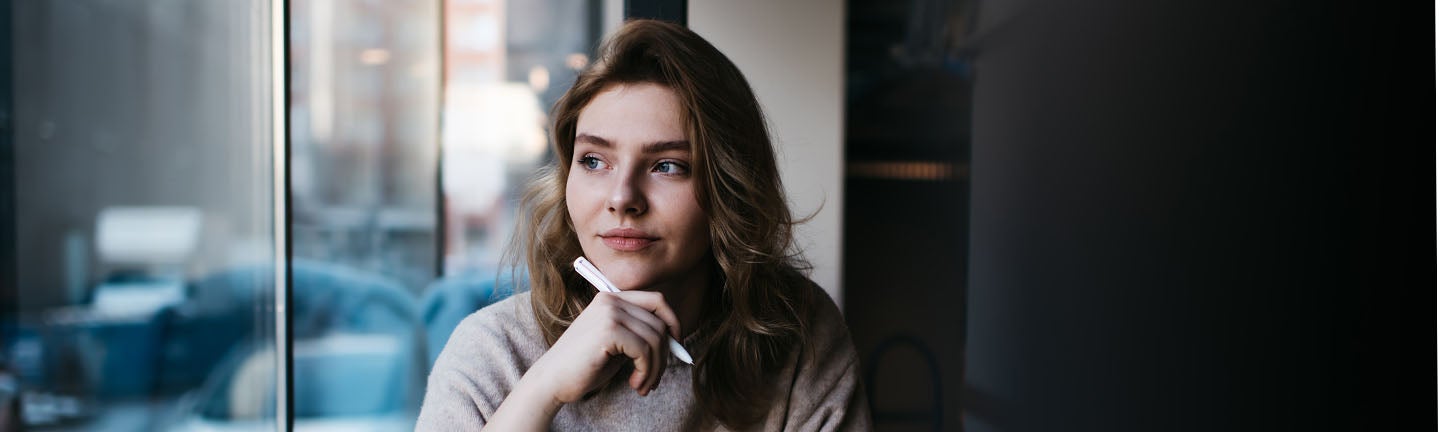 Bild FrausitztamFenster 2Cdenkt