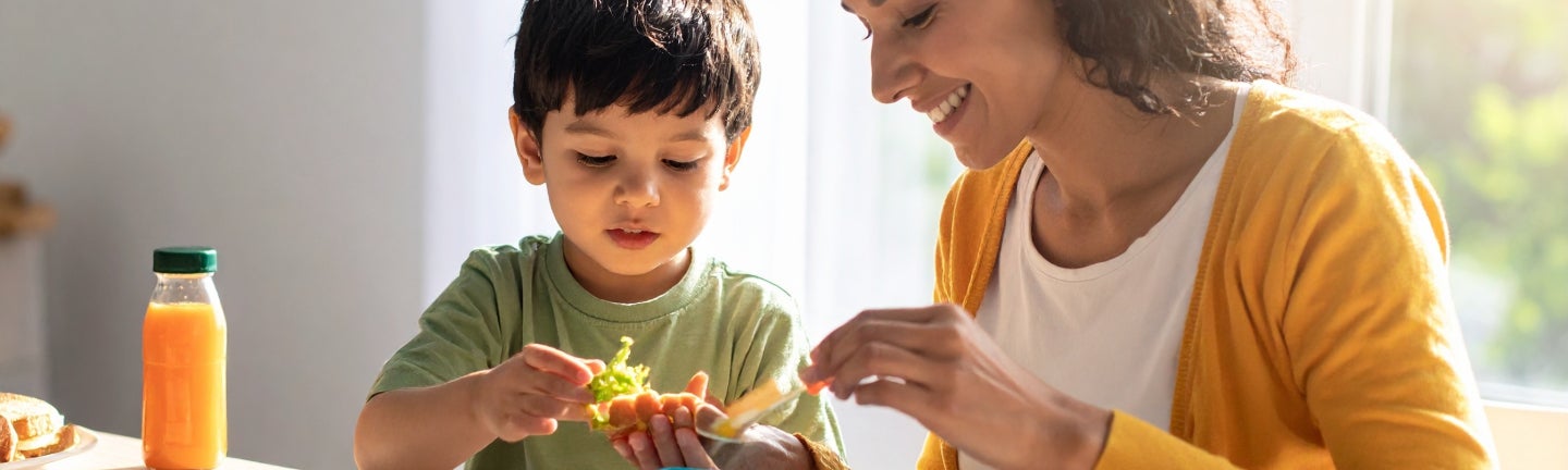 Mutter und Sohn bereiten gemeinsam eine Brotbox vor