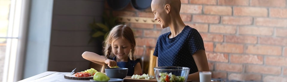 Geschwister kochen zusammen