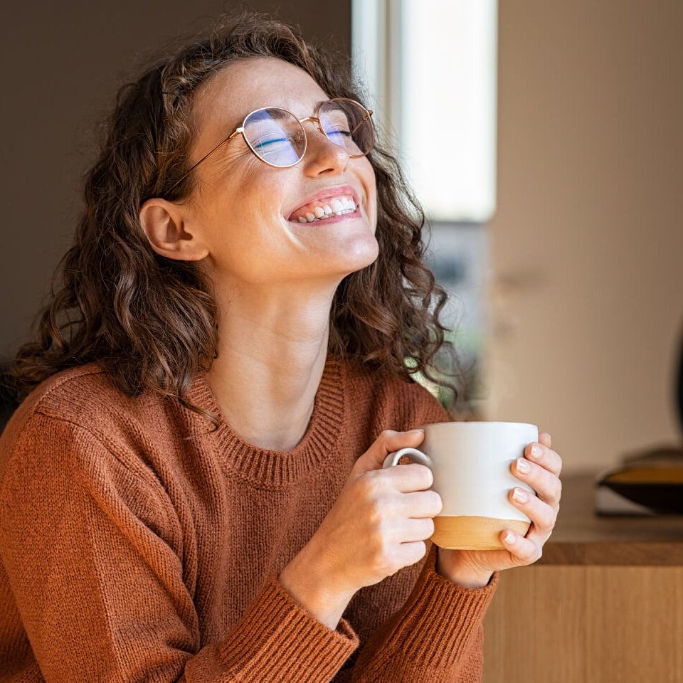 Ein Mädchen genießt einen Kaffee.